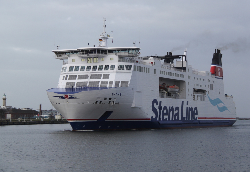 Stena Line Fhre Skane auf dem Weg von Trelleborg nach Rostock berseehafen beim Einflaufen im Hafen von Warnemnde.01.02.2013