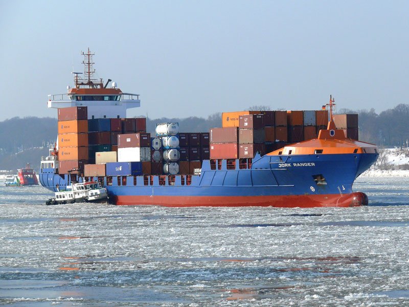 Steuerbord von Jork Ranger schaukelt LOTSE 1 durch die Eisschollen; im Hintergrund eine Hafenfhre nach Hamburg-Blankenese; 16.02.2010
