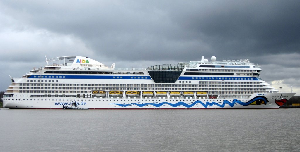 Steuerbordseite der  AIDAmar  nach dem Ausdocken bzw. dem Erblicken der Welt am 01.04.2012 im Werfthafen der Meyer Werft in Papenburg.