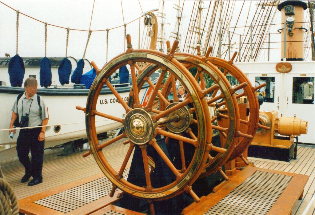 Steuerrad der USCGC Eagle (ex Horst Wessel / Gorch Fock-Klasse)
Aufnahme vom August 1997 anlsslich der Hanse Sail in Rostock und Warnemnde