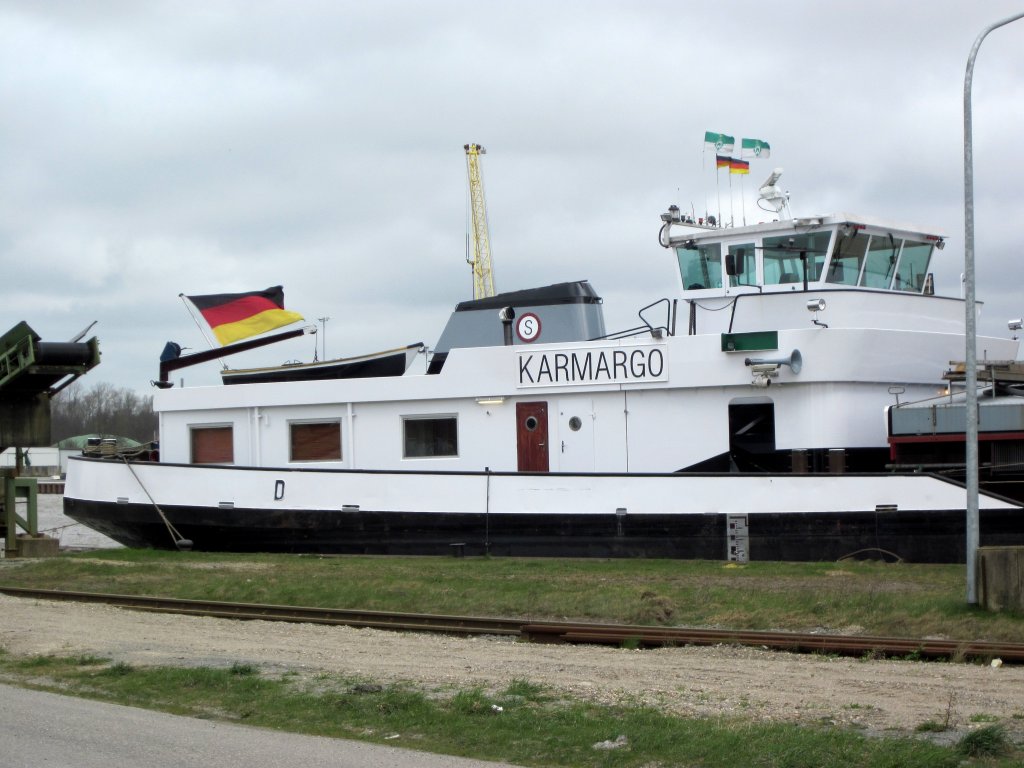 Steuerstand und Kajte des  GMS Karmargo , 05501550 , am 30.03.2012 im Papenburger Hafen.