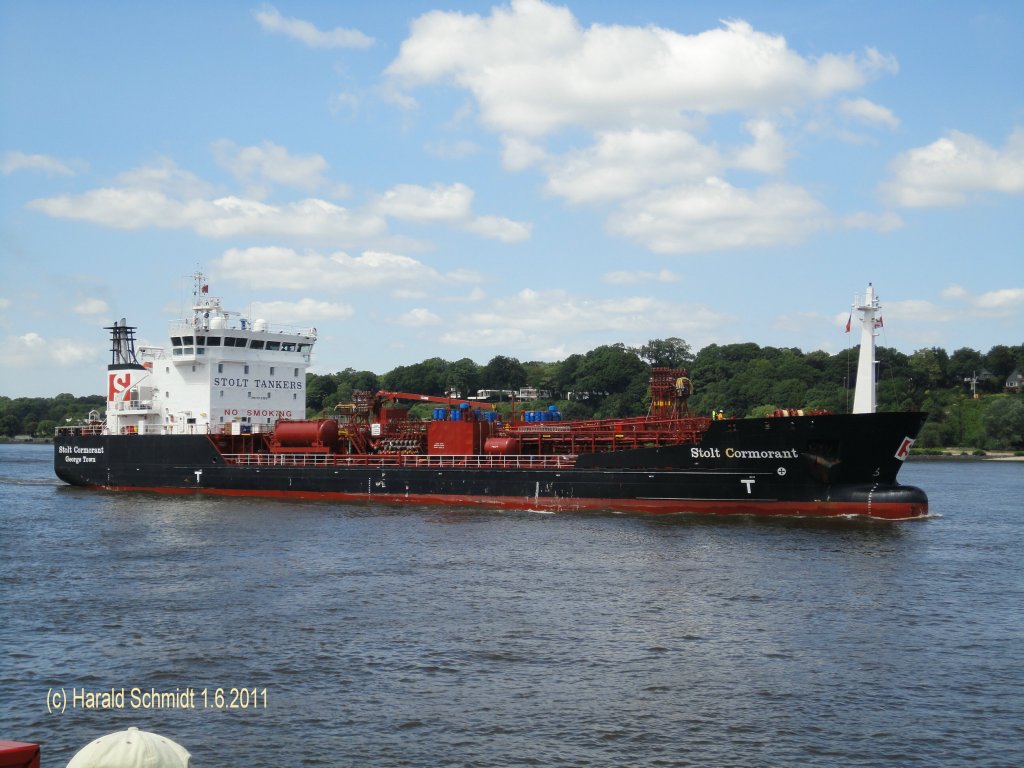 STOLT CORMORANT  (IMO 9148960) am 1.6.2011, Hamburg einlaufend, Hhe Bubendeyufer, fotografiert von Bord einer HADAG Fhre /
Produktentanker / BRZ 3.818 / La 96,19 m, B 16,2 m, Tg. 6,53 m /  3.720 kW, 12,5 kn / 5.360 m / Heimathafen: George Town, Flagge: Kaimaninseln / 1999 bei Cantiere Meccaniche, La Spezia, Italien /
