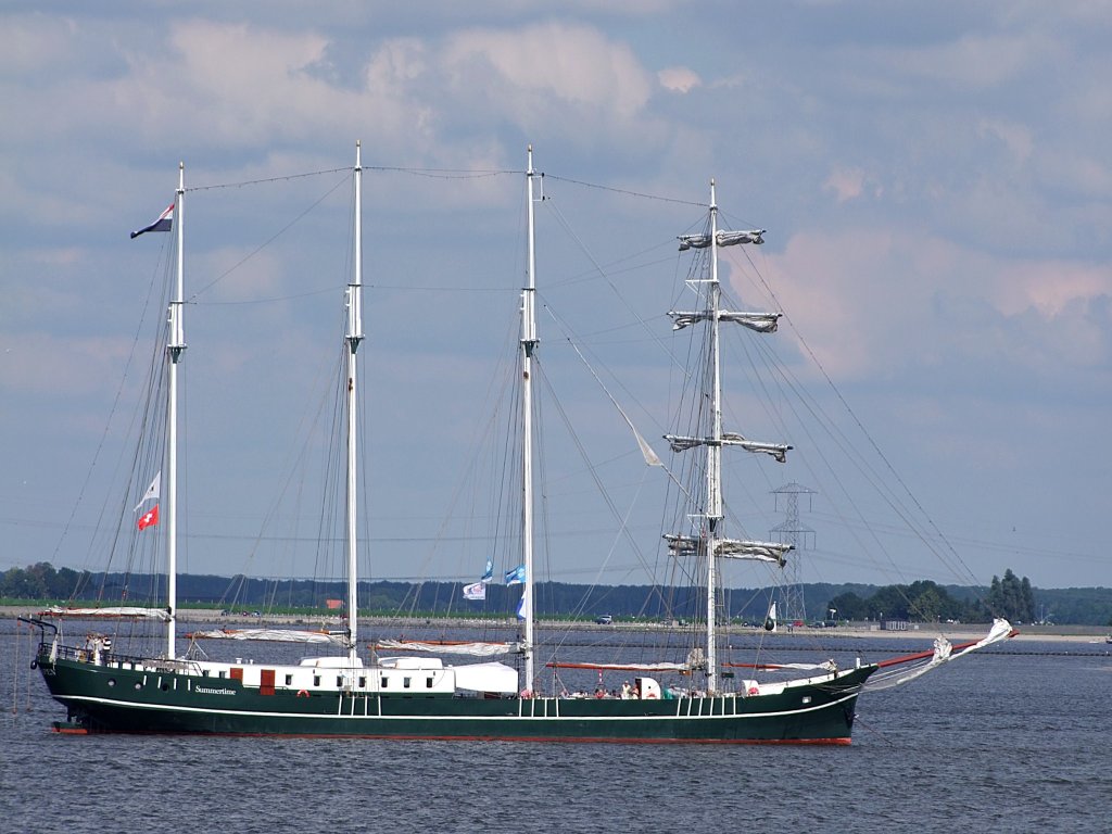 SUMMERTIME;Viermastschonerbark mit einer Segelflche von rund 1000m; Lnge 67,00;Breite6,80;Tiefgang 1,90mtr.; bietet  bis 40 Personen Platz, und ankert gerade am Ijsselmeer;100905