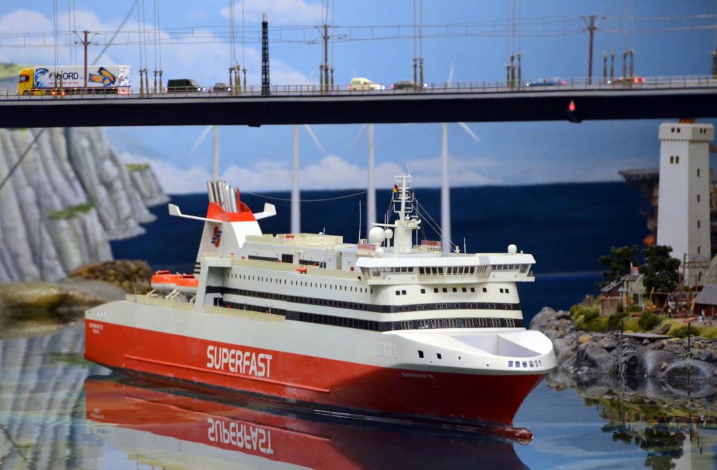 Superfast  VII Heimathafen  Miniatur Wunderland in Hamburg. Gesehen am 07.05.2013. Die Orginal Fhre fhrt von Italien nach Griechenland. Daten: 2002 in Deutschland gebaut,  Lnge (m) 199,9 , Breite (m) 25,  Anzahl  Pkw 653,  Anzahl  Passagiere 1.639, Geschwindigkeit 29,3 (kn) 