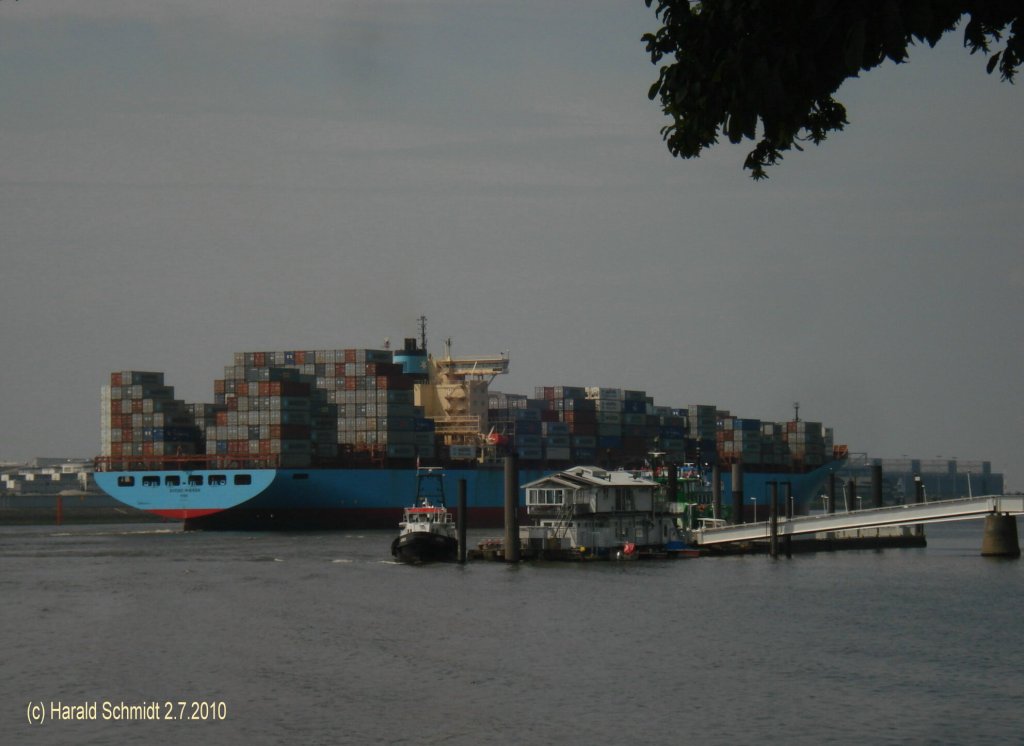 SVEND MAERSK   IMO 9166778
am 2.7.2010 auslaufend Hamburg vor Teufelsbrck
/ in Dienst: 1999 / 91690 BRZ / LxBxTg: 347 x 42,8 x 14m / 8680 TEU / 54853 kW, 25 kn / Flagge: Dnemark
