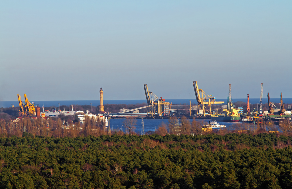 Swinemnder Hafen gesehen vom hchsten Berg auf Usedom, dem Golm, der Gedenksttte und Aussichtsberg ist. - 28.12.2012