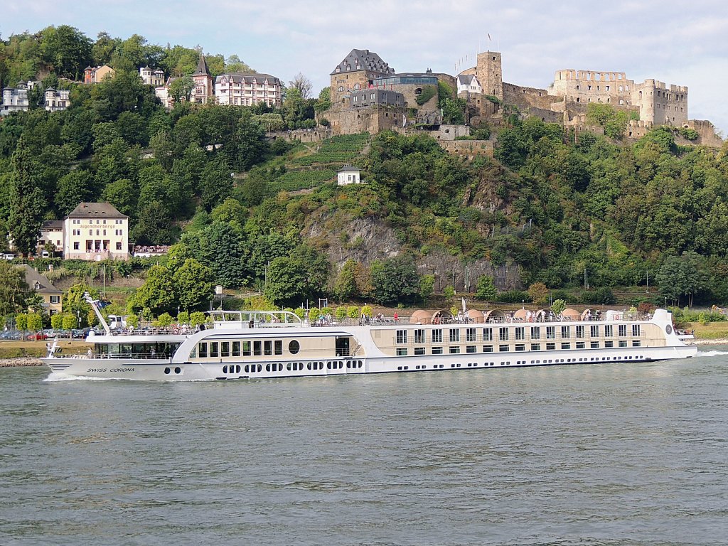 SWISS-CORONA(7001807; L=110; B=11,42m; 1065PS; 155Passagiere; Bj.2004)passiert die Burg Rheinfels bei St.Goar; 120829