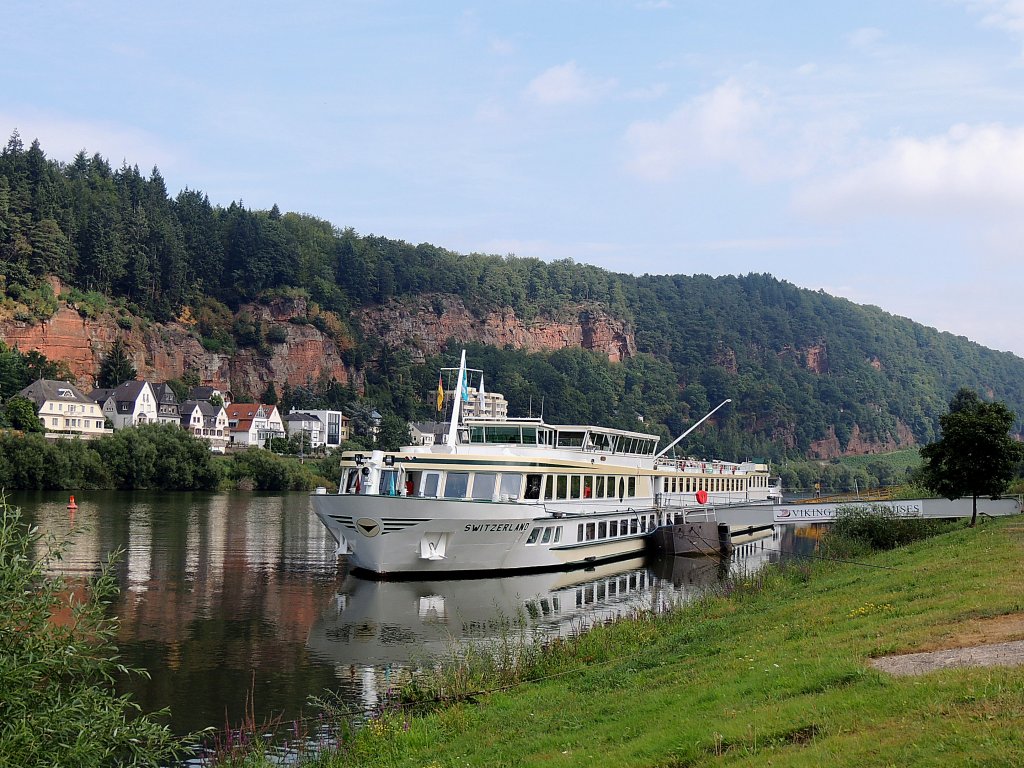 SWITZERLAND(07001515; L=100; B=11,2mtr.; 3x570PS; 108Pass; Bj.1988) hat an der Mosel bei TRIER angelegt; 120824