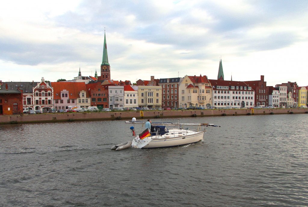 SY BELLE VIE aus Berlin, MMSI 211458090, 10x3m, hat endlich den Lbecker Hansahafen erreicht... Aufgenommen: 11.07.2012