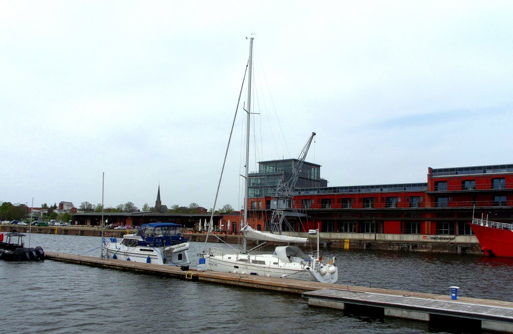 SY  GROER ONKEL   MMSI: 211449830, 11 x 4m, Rufzeichen: DMQT, liegt am Auensteg der Lbecker Hansa-Marina gegenber der MEDIA-Docks... Aufgenommen: 29.4.2012