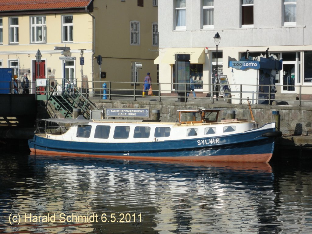 SYLVIA am 6.5.2011 in Warnemnde
Barkasse / La: 15,86 m, B: 3,55 m, Tg.: 1,2 m / 1 Mercedes-Diesel, 6-Zyl., 108 PS / 40 Pass. / 1948 bei Jensen-Werft, Hamburg / Flagge: Deutschland, Heimathafen: Rostock /
