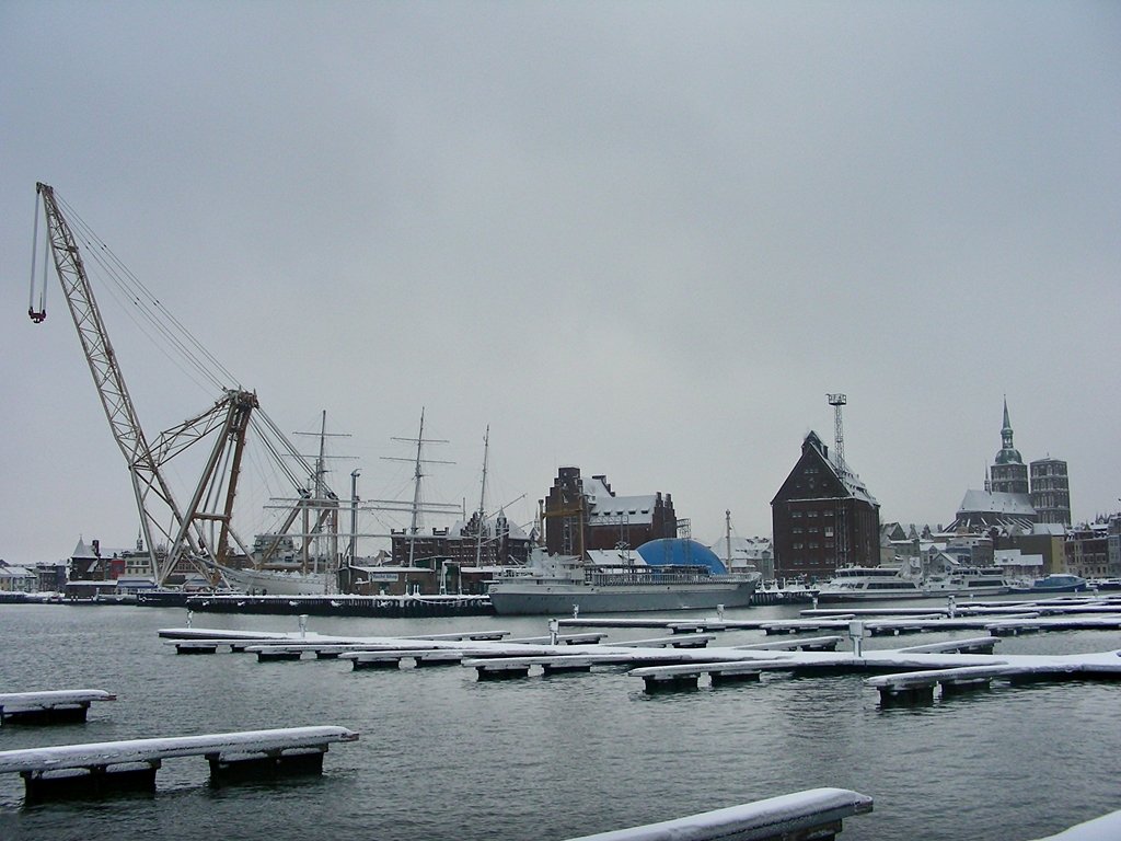 TAKLIFT 7 macht Pause im Stralsunder Hafen -   ein Wintermrchen   am 30.12.2005