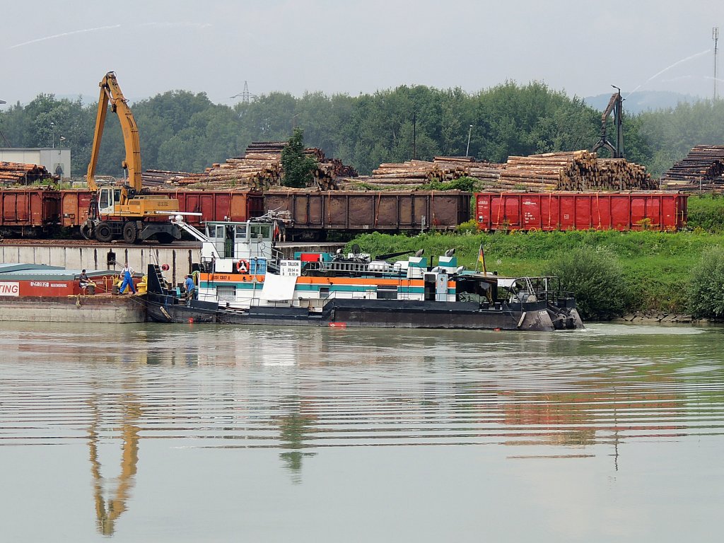 TALION(05113070; L=23,54; B=8,2mtr; 2x600PS; Bj.1973) dockt im Hafen von Enns bei Leichter(04608350;72x10;1434t)an; 120730