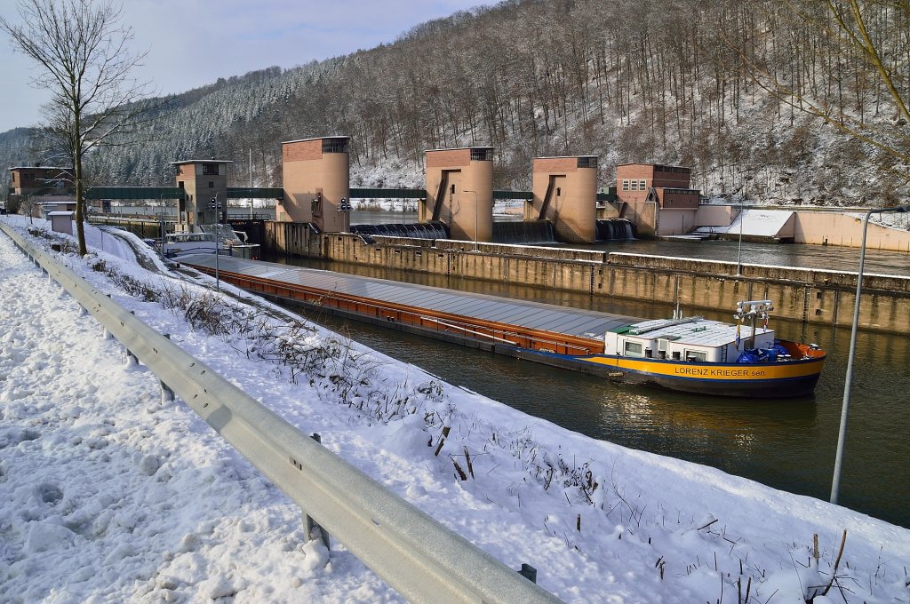 Talwrts fahrend kommt die MS Lorenz Krieger Sen. aus der Schleusenkammer in Guttenbach gefahren, gleich nimmt sie fahrt auf und der im Unterwasser wartende Tanker Kraichgau II kann in die Kammer einfahren. 18.1.2013