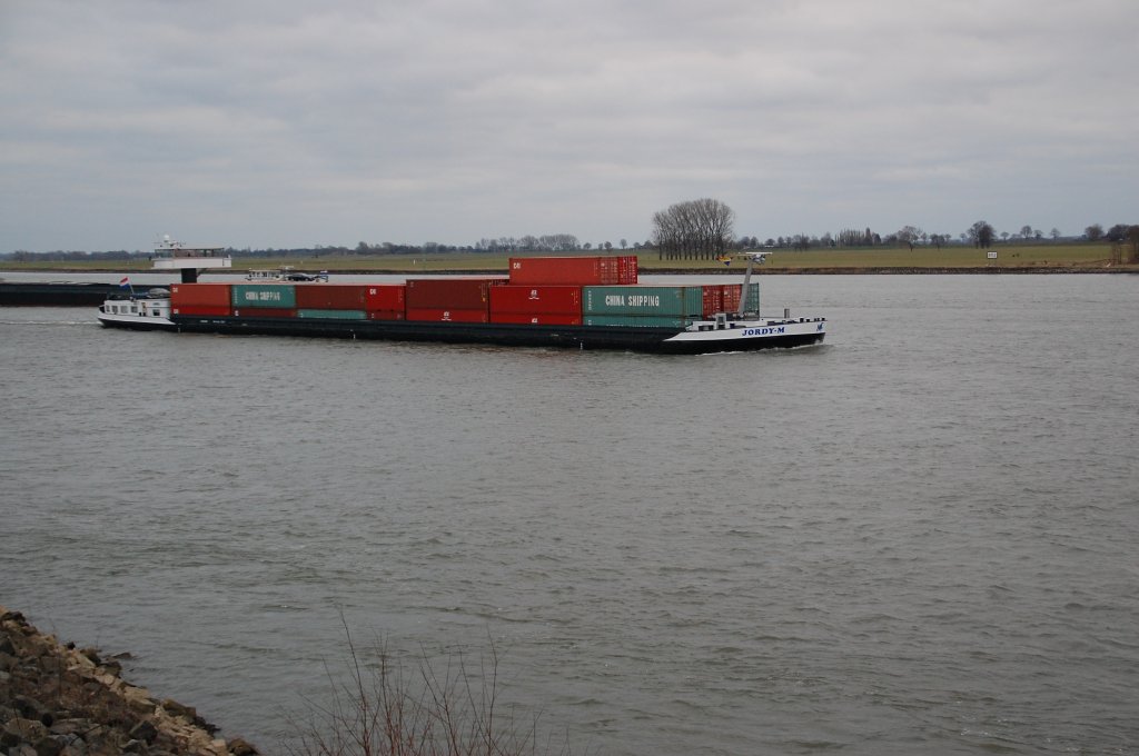 Talwrts kommt der Containerfrachter MS Jordy M an Emmerich vorbei gefahren am 6.2.2011 in Richtung Niederlande.
