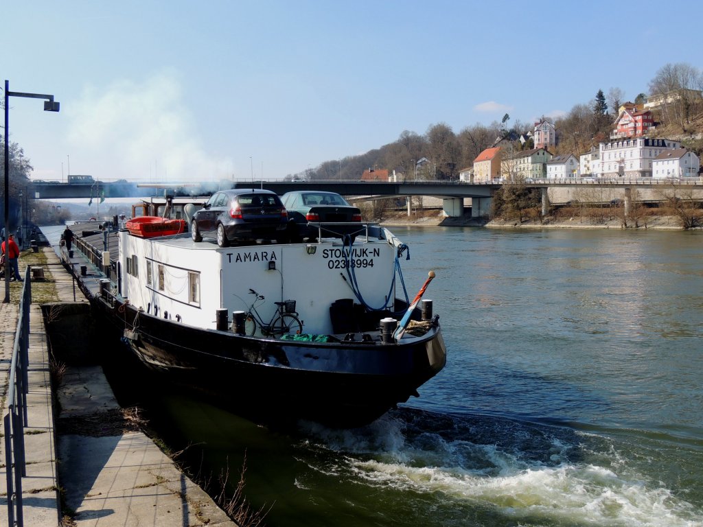 TAMARA(023139994; L=73,5; B=8,16mtr; 975t;)beim Ablegemanver in Passau; 130316