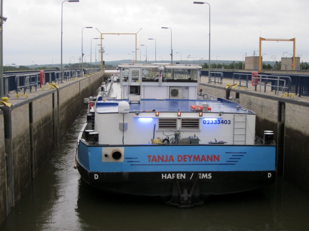 Tank-Koppelverband TMS Tanja Deymann (02333403) und TSL Tanja Deymann II (02333404) am 29.07.2011 in der Schleuse Uelzen II mit Fahrtrichtung Bad Bodenteich.