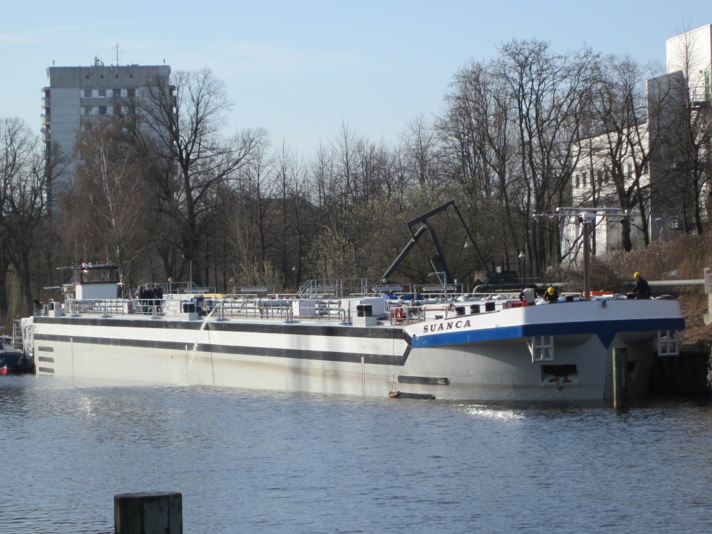 Tank-Schubleichter Suanca am 23.01.2011 im Charlottenburger Verbindungskanal - wird beladen. Dahinter liegt das Schb Gino. 