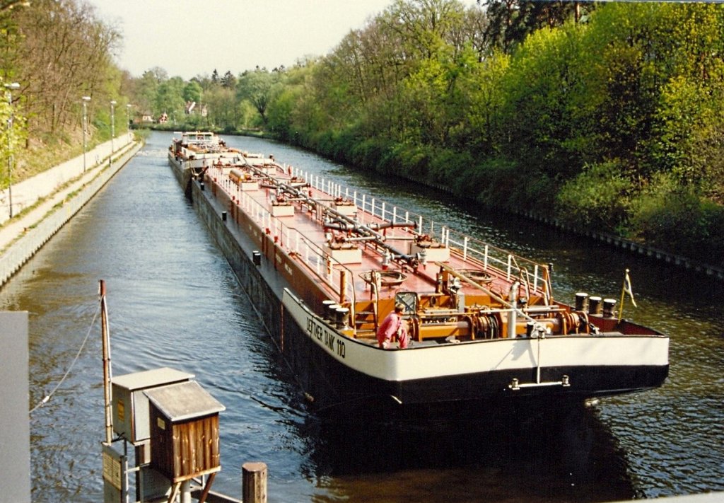 Tank-Schubleichter (TSL) Dettmer Tank 110 + TMS Dettmer Tank 50 haben im  APRIL  1993  im Teltowkanal abgelegt und fuhren durch den Griebnitzsee Richtung Glienickerbrcke nach HH. Scan vom Foto in Berlin-Kohlhasenbrck.