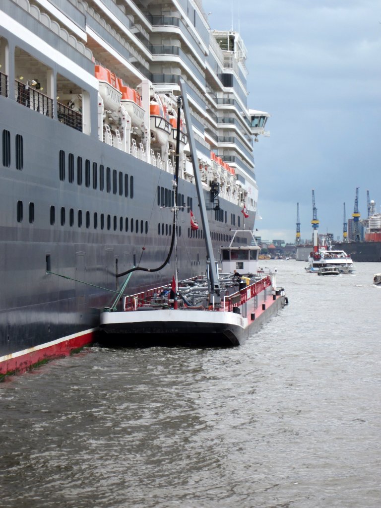 Tank-Schubverband TSL Dettmer Tank 106 (05112100) und SB Dettmer Schub 125 (05603850) am 15.07.2012 beim Bunkern der Queen Elizabeth im Hafen Hamburg. 