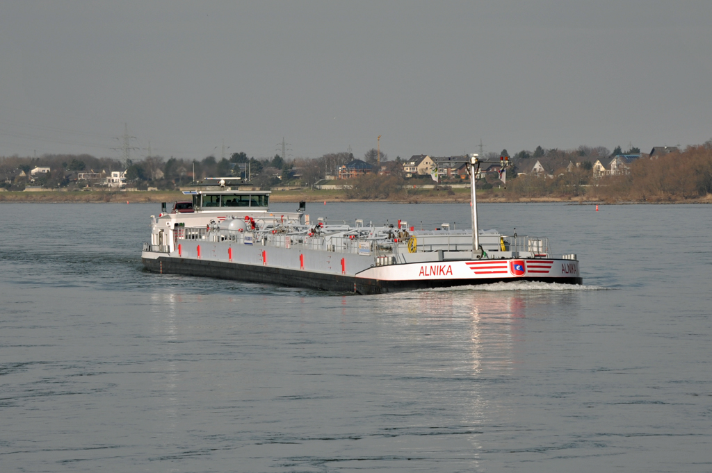 Tanker  ALNIKA  auf dem Rhein bei Wesseling - 06.03.2013
