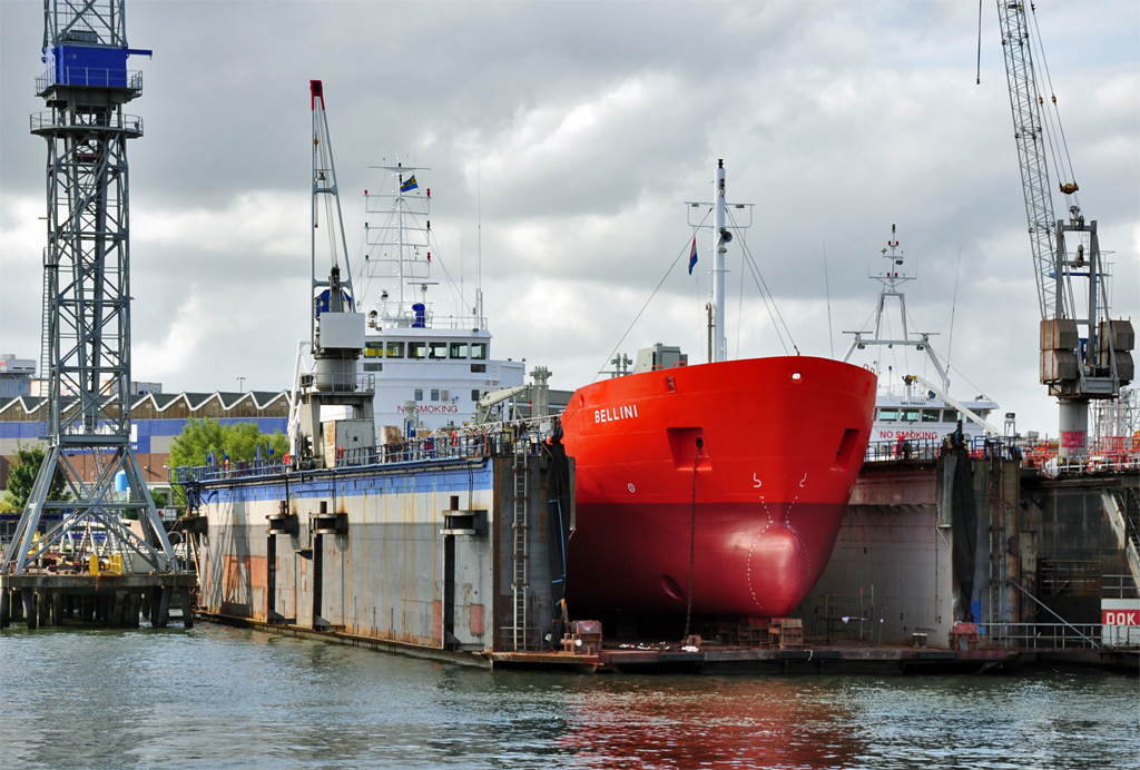 Tanker  Bellini , Baujahr 2000, im Schwimmdock im Rotterdamer Hafen - 15.09.2012