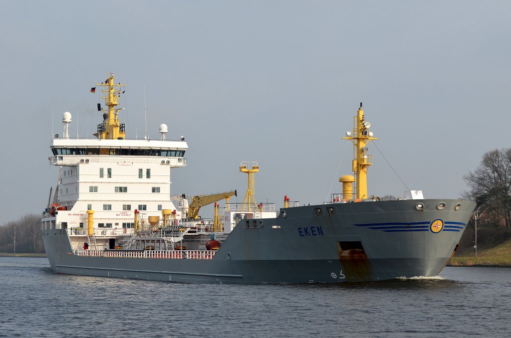 Tanker Eken IMO-Nummer:9286827 Flagge:Norwegen Lnge:135.0m Breite:21.0m Baujahr:2004 Bauwerft:Jiangnan Shipyard,Shanghai China aufgenommen am 17.03.12 auf dem Nord-Ostsee-Kanal Rendsburg.