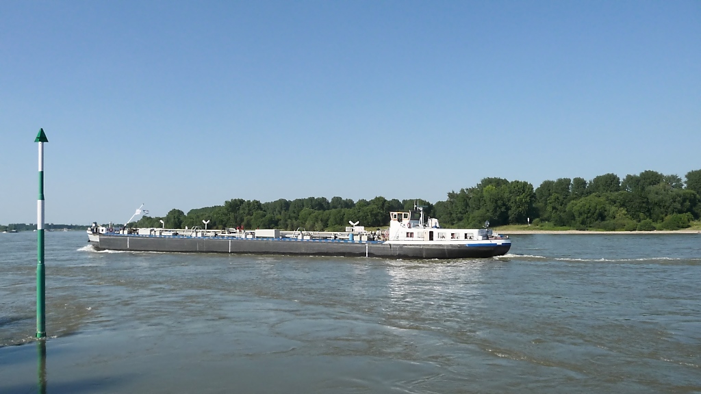 Tanker  Fides  Rhein-abwärts unterwegs am Himmelgeister Rheinbogen, 26.6.2010