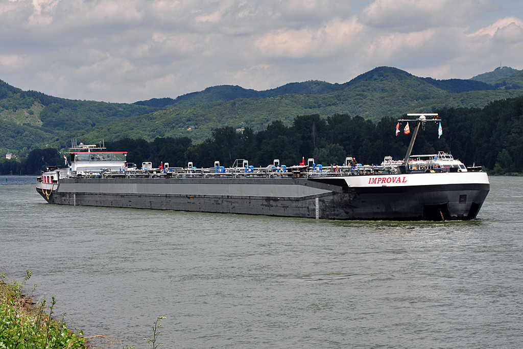 Tanker  Improval Poortugaal  in Rolandswerth vor Anker - 26.06.2012