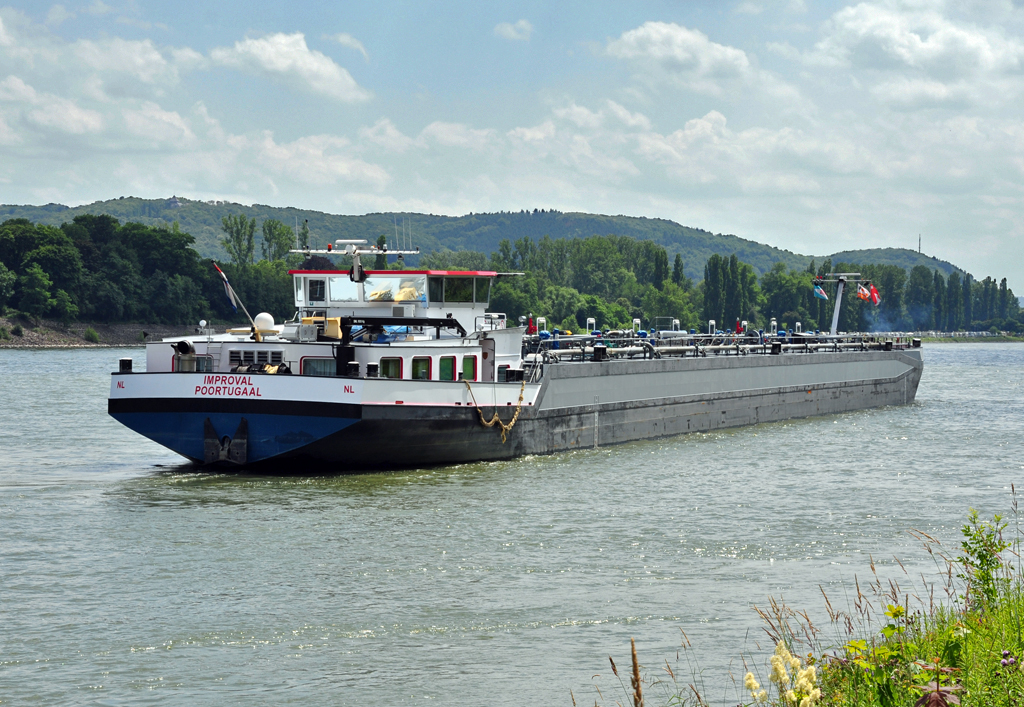 Tanker  Improval Poortugaal  vor Anker in Rolandseck - 26.06.2012