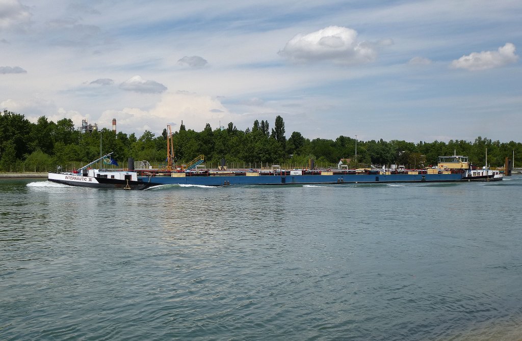 Tanker  Internautic III , rheinaufwrts bei Ottmarsheim, fhrt unter Luxemburgischer Flagge, 2166t Tonnage, Baujahr 1972, Mai 2013