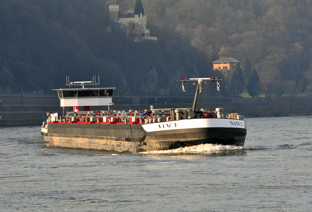 Tanker  Lucy  auf dem Rhein kurz vor Remagen - 17.01.2012