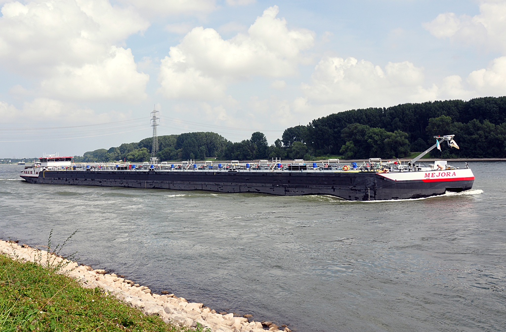 Tanker  Mejora  auf dem Rhein bein Wesseling - 09.08.2012