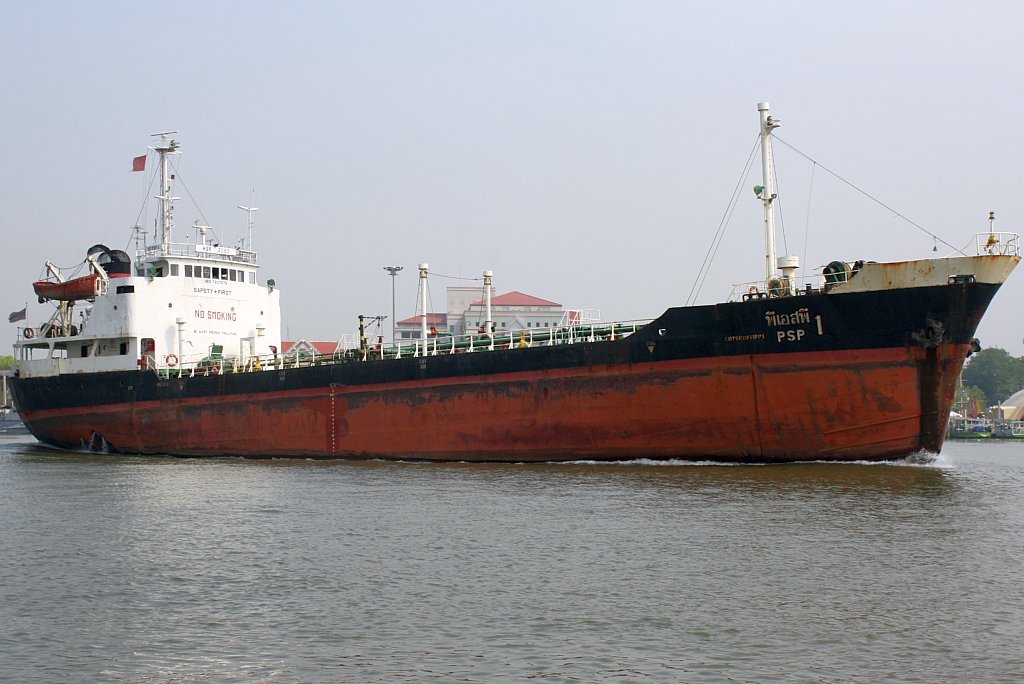 Tanker  MONCHANOK - PSP 1  (IMO: 7037076) am 27.Mrz 2010 auf dem Maenam Tha Chin bei Samut Sakhon.