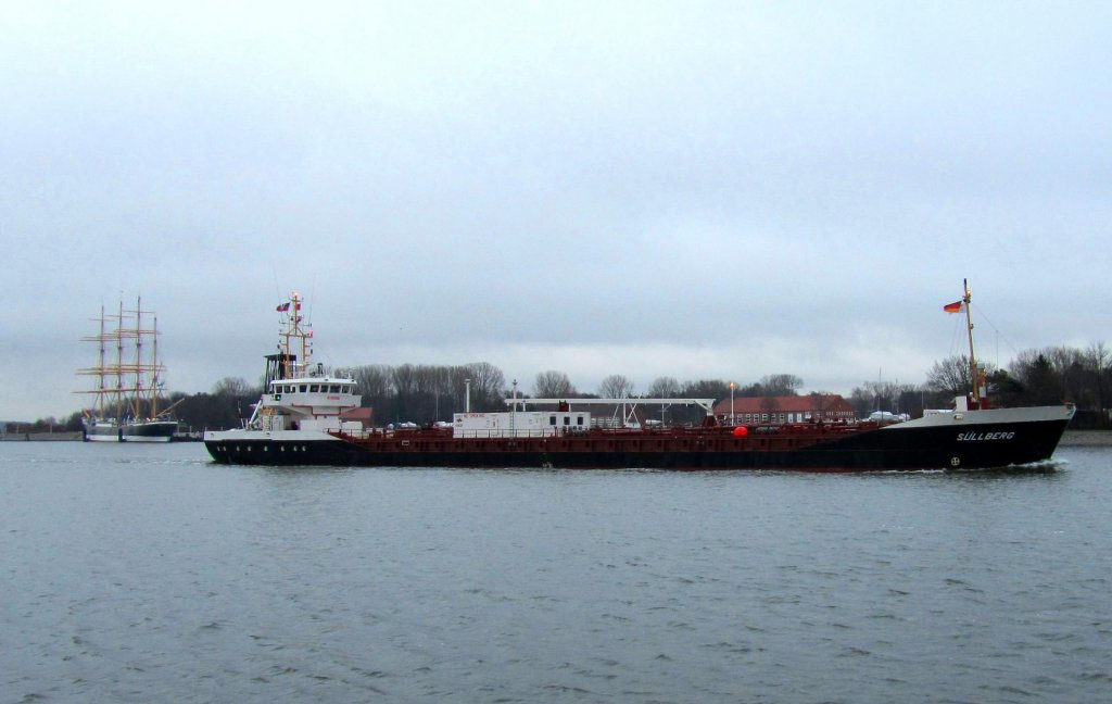 Tanker MS SLLBERG, IMO 9110114 kommt von See und macht am Skandinavienkai in Travemnde fest. Aufgenommen: 21.1.2012