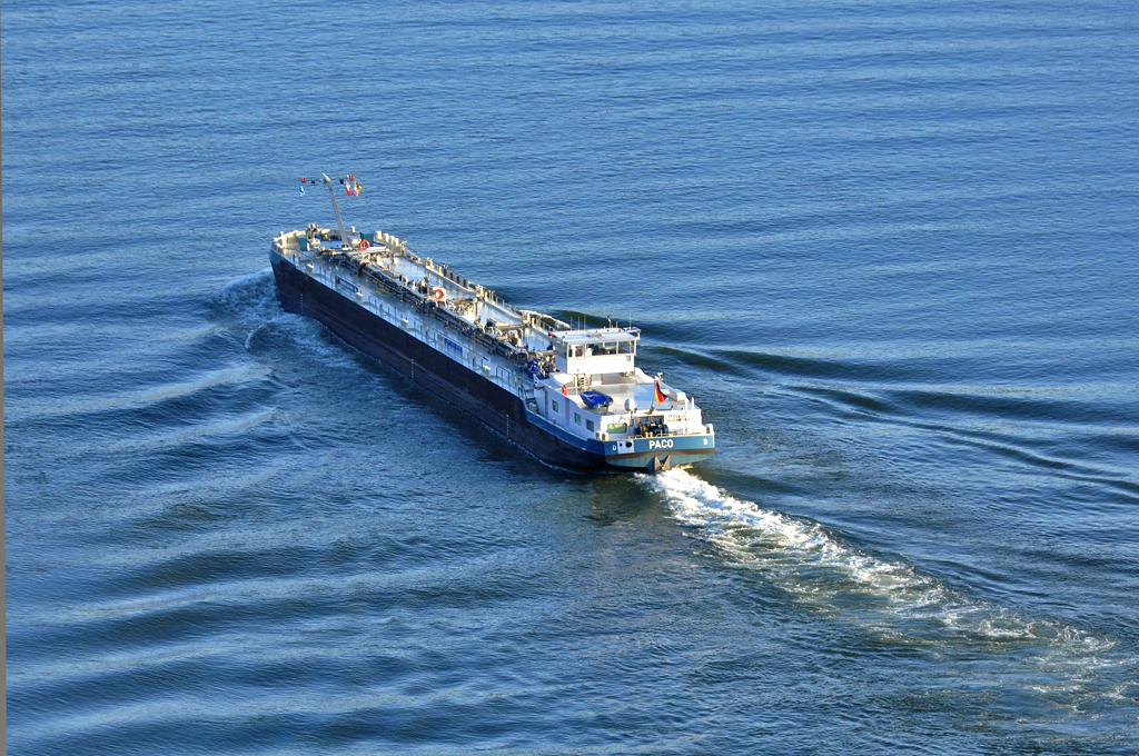 Tanker  Paco  auf dem Rhein zwischen Remagen und Linz - 28.11.2011