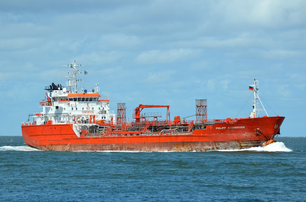 Tanker Philipp Essberger IMO-Nummer:9191163 Flagge:Portugal Länge:100.0m Breite:17.0m Baujahr:2003 Bauwerft:Baltic Shipbuilding&Engineering Works,Sankt Petersburg Russland passiert die Alte Liebe Cuxhaven am 15.07.12