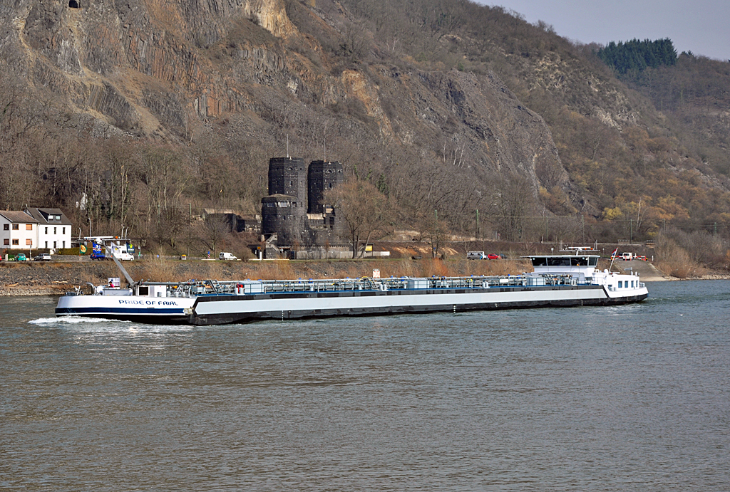 Tanker  PRIDE OF FAIAL  passiert gerade die Brckenpfeiler von Remagen - 08.03.2013