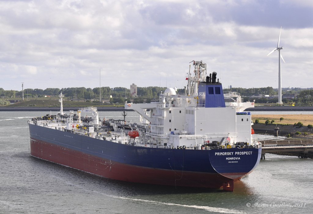 Tanker  Primorsky Prospect  am 15.05.2011 in Rotterdam. L:250m / B:44m / Flagge: Liberia / IMO 9511533