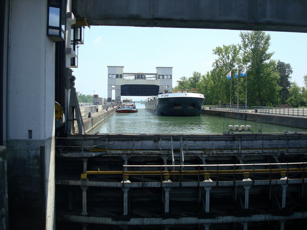 Tanker  RP Zug  aus der Schweiz und der hollndische Frachter
 Deanne-W  in der Schleusenkammer, die 185m lang ist, 
Kembs am Rhein,
Mai 2010