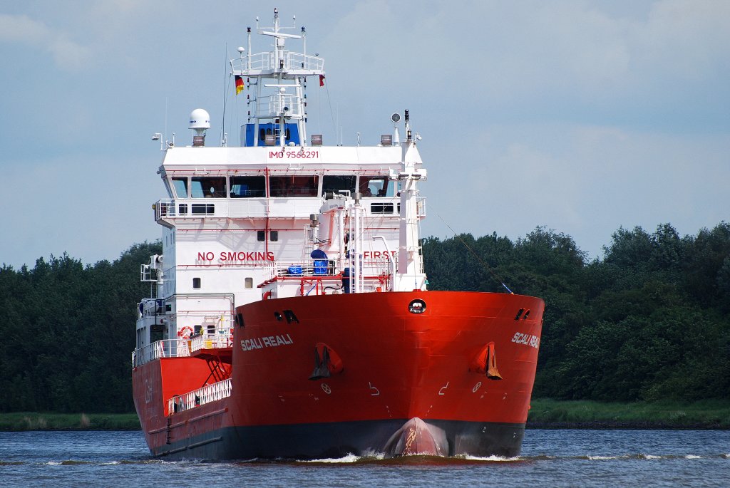 Tanker Scali Reali IMO-Nummer:9566291 Flagge:Malta Lnge:88.0m Breite:15.0m Baujahr:2010 Bauwerft:Besiktas Group,Istanbul Trkei nhert sich auf dem Nord-Ostsee-Kanal der Eisbahnhochbrcke Rendsburg am 09.06.11