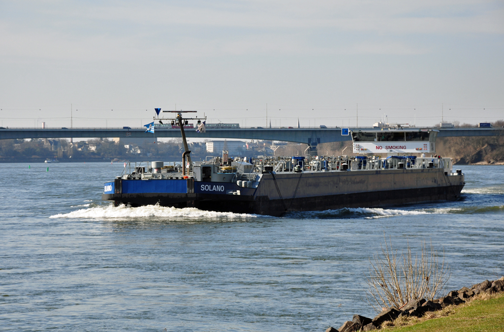 Tanker  Solano  auf dem Rhein bei Bonn-Oberkassel - 02.03.2011