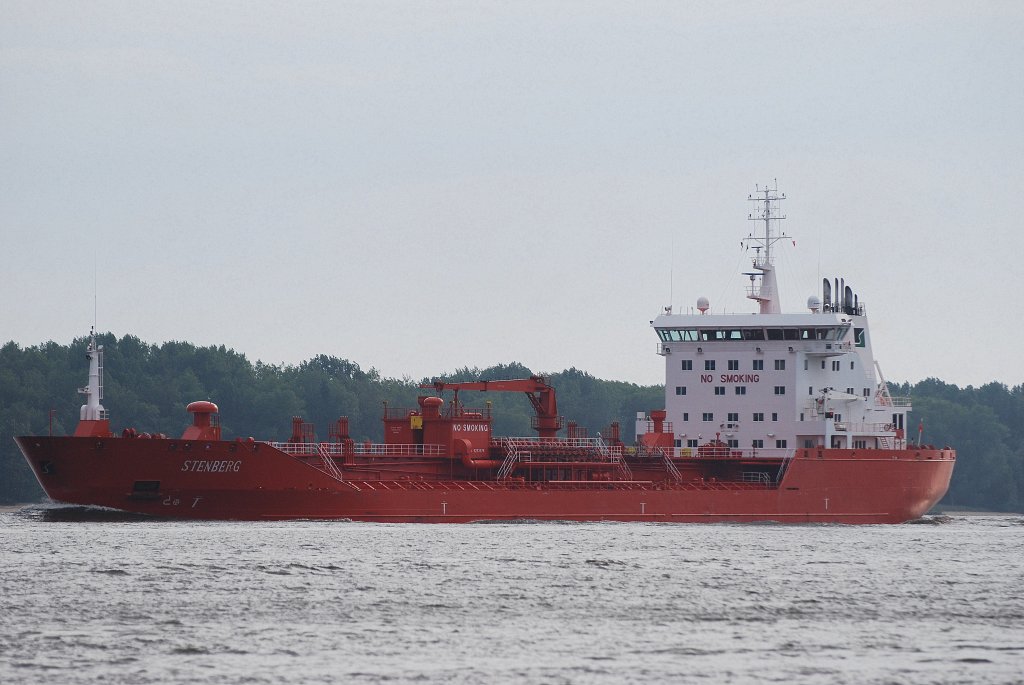 Tanker Stenberg IMO-Nummer:9283978 Flagge:Gibraltar Lnge:144.0m Breite:23.0m Baujahr:2003 Bauwerft:Jiangnan Shipyard Group,Shanghai China auf dem Weg nach Hamburg bei Schulau Wedel am 22.05.11