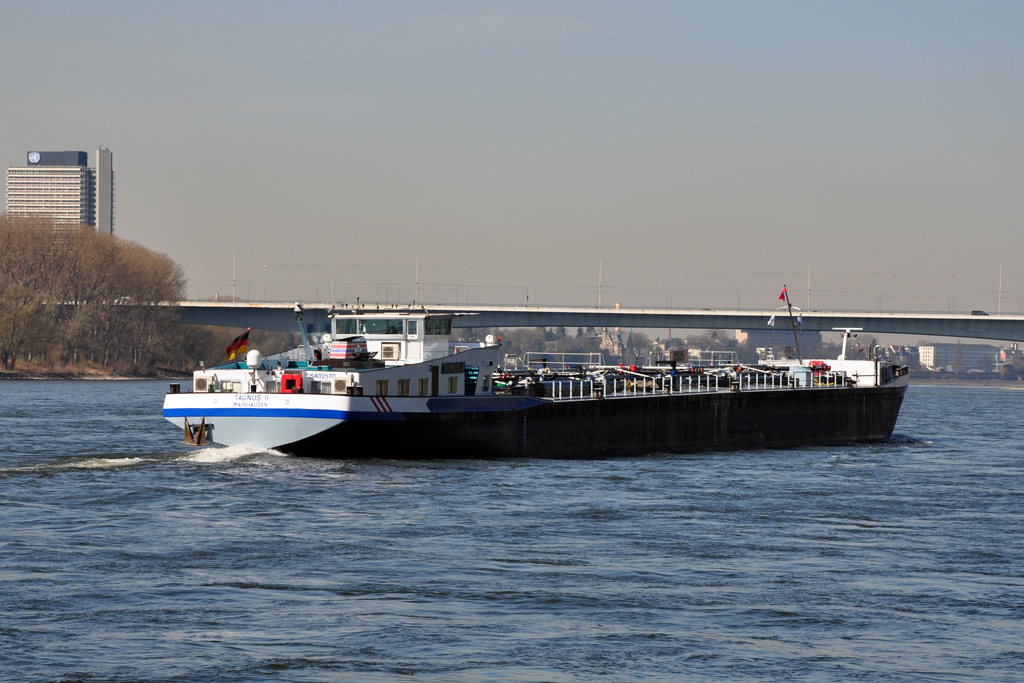 Tanker  Taunus II  auf dem Rhein bei Bonn-Oberkassel - 26.03.2012
