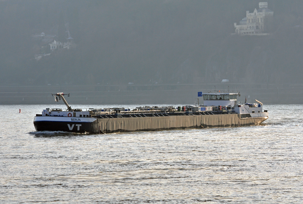 Tankschiff  Berlin  auf dem Rhein zwischen Remagen und Unkel, im Hintergrund  geisterhaft  Villen am Rheinufer - 17.01.2012