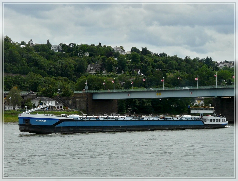 Tankschiff  BLANDINA  hat gerade die Pfaffendorferbrcke in Koblenz Flussabwrts fahrend passiert und ist dabei den vorderen Schiffsmast wieder aufzurichten. Euronr 04503180, L 110 m, B 10,50 m, T 2105, 23.06.2011.