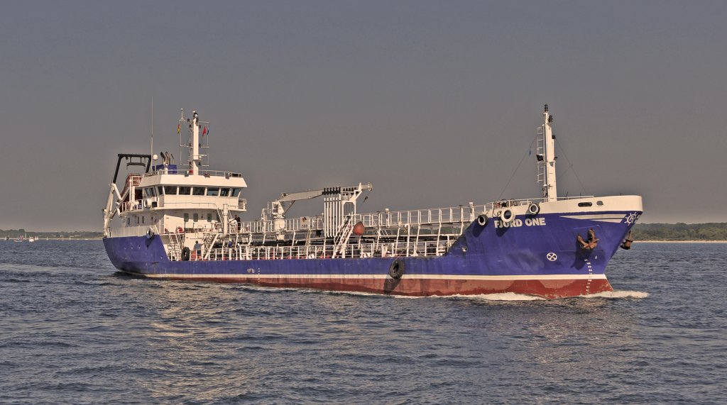 Tankschiff  FJORD ONE  von der Ostsee kommend beim einlaufen in Travemnde, Aufgenommen am 26.07.2012