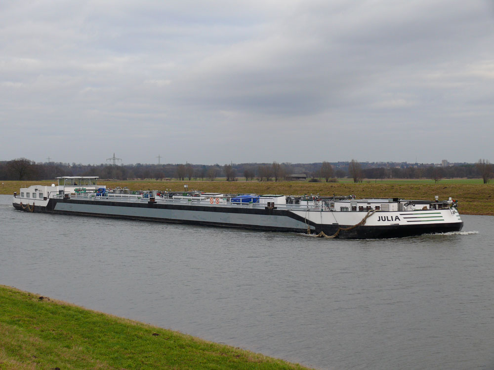 Tankschiff JULIA, Hamburg (02330164) auf dem Elbe-Seitenkanal in Richtung Scharnebeck; Artlenburg, 16.01.2011
