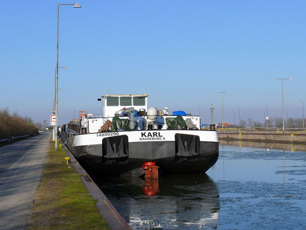 Tankschiff KARL, Magdeburg ENI:04800290; L:85m, B:9,5m, 1.555to wartet schon ber eine Stunde auf Einfahrt in das Schiffshebewerk Scharnebeck in Richtung Artlenburg; erst musste ein Schubverband vor dem Schleusen getrennt werden und auerdem ist fr beide Richtungen nur eine Kammer in Betrieb; Elbe-Seitenkanal (ESK), 28.01.2011
