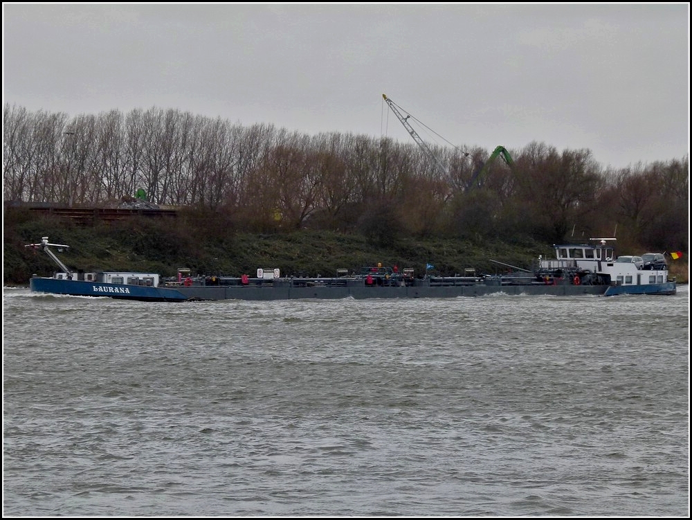 Tankschiff  Laurana  fhrt ber den Maaskanal bei Dordrecht Landeinwrts. 10.03.2011